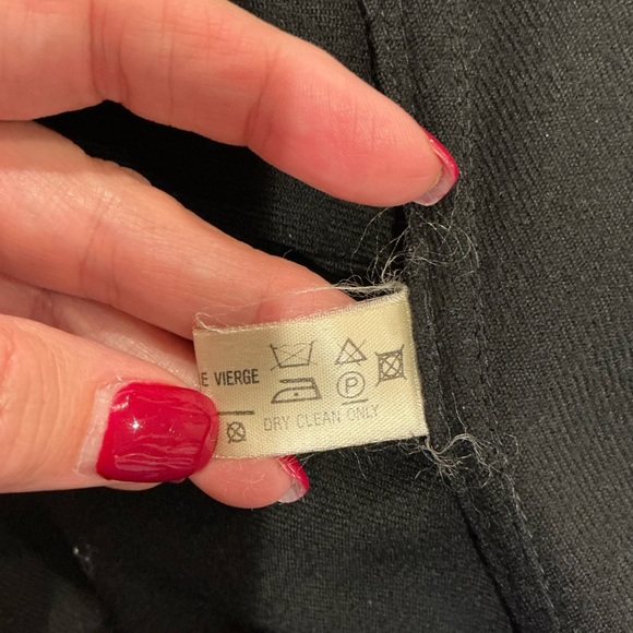 Louis Feraud Elegant Black Cape with Vibrant Pink Accent - Picture 15 of 15